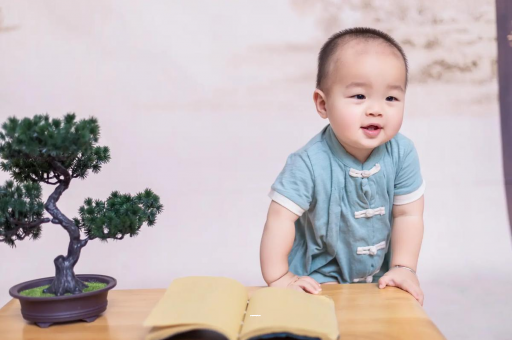 万宁六个月宝宝摇头正常吗